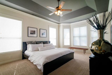 На фото: хозяйская спальня в стиле ретро с белыми стенами с