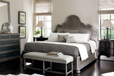 Foto de habitación de invitados tradicional renovada de tamaño medio con paredes grises y suelo de madera oscura