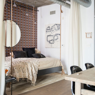Ejemplo de dormitorio principal, urbano, de tamaño medio, sin chimenea, con paredes multicolor, suelo de madera oscura y suelo marrón