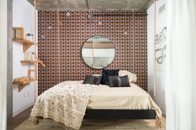 Ejemplo de dormitorio principal urbano de tamaño medio sin chimenea con paredes multicolor y suelo de madera oscura