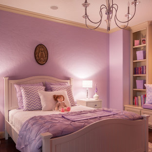 Imagen de dormitorio tradicional, de tamaño medio, con paredes púrpuras y suelo de madera en tonos medios