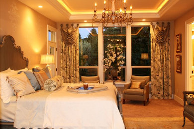 Ejemplo de dormitorio principal clásico grande sin chimenea con paredes beige y moqueta