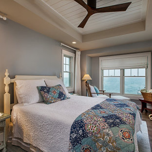 Mittelgroßes Maritimes Hauptschlafzimmer ohne Kamin mit grauer Wandfarbe, dunklem Holzboden, braunem Boden, Holzdielendecke und eingelassener Decke in Grand Rapids
