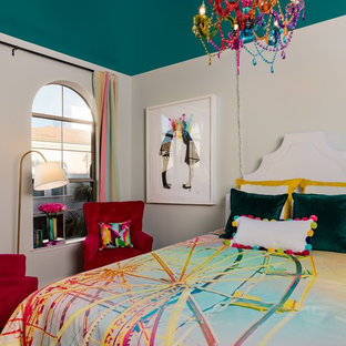 Modelo de habitación de invitados ecléctica, de tamaño medio, sin chimenea, con paredes verdes y moqueta