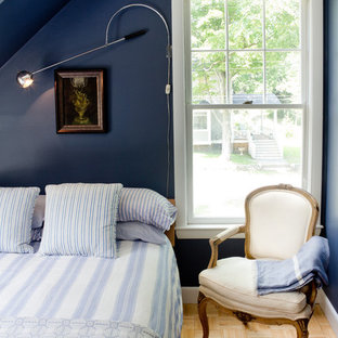 Imagen de dormitorio costero con paredes azules