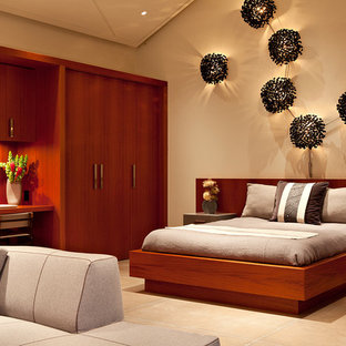 Modelo de habitación de invitados contemporánea, grande, con paredes beige y suelo de baldosas de cerámica