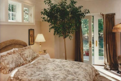 Modelo de dormitorio principal tradicional de tamaño medio con paredes blancas, moqueta y suelo blanco