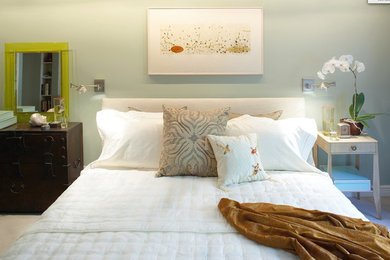 Modelo de dormitorio minimalista con paredes verdes, moqueta y suelo beige