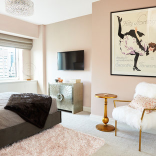 Diseño de habitación de invitados contemporánea, de tamaño medio, con paredes rosas, moqueta y suelo blanco