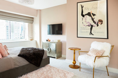 ニューヨークにある中くらいなコンテンポラリースタイルのおしゃれな客用寝室 (ピンクの壁、カーペット敷き、白い床)