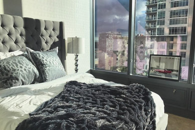 ロサンゼルスにある中くらいなコンテンポラリースタイルのおしゃれな客用寝室 (カーペット敷き) のインテリア
