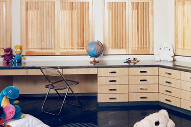 Modelo de habitación de invitados de tamaño medio con paredes blancas y suelo de madera oscura