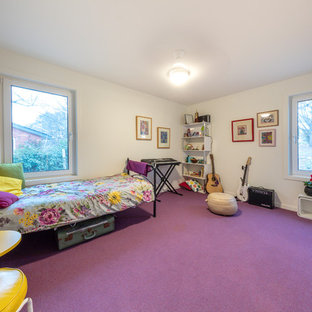 Imagen de dormitorio contemporáneo, pequeño, con paredes blancas, moqueta y suelo violeta