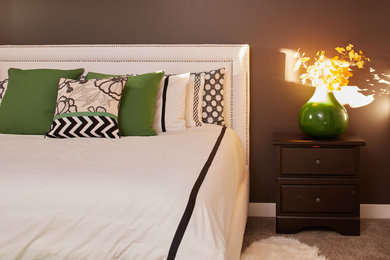 На фото: хозяйская спальня среднего размера в стиле шебби-шик с коричневыми стенами, ковровым покрытием и серым полом с