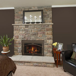 Foto de dormitorio principal, clásico, grande, con paredes multicolor, moqueta, chimenea tradicional, marco de chimenea de metal y suelo beige