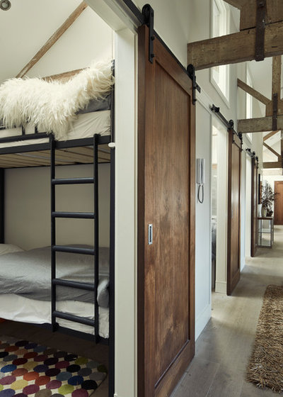Industrial Bedroom by dhbArchitects ltd.