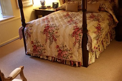 На фото: спальня в классическом стиле с ковровым покрытием и бежевым полом