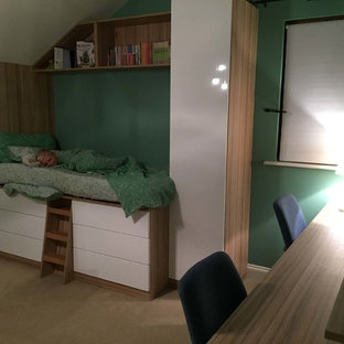 Foto de habitación de invitados minimalista, de tamaño medio, sin chimenea, con paredes verdes, moqueta y suelo blanco