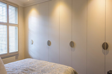 Свежая идея для дизайна: большая хозяйская спальня в современном стиле - отличное фото интерьера