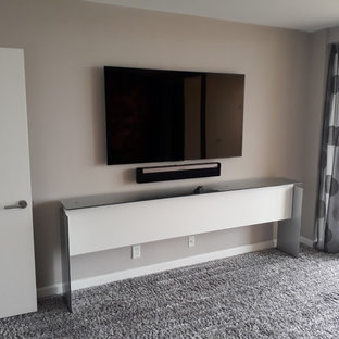 Imagen de habitación de invitados contemporánea, de tamaño medio, con paredes grises, moqueta y suelo multicolor
