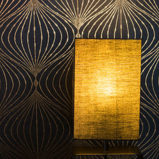 Foto de dormitorio principal, de estilo zen, pequeño, con paredes negras y suelo de madera oscura