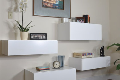 Imagen de habitación de invitados moderna de tamaño medio sin chimenea con paredes beige, moqueta y suelo beige