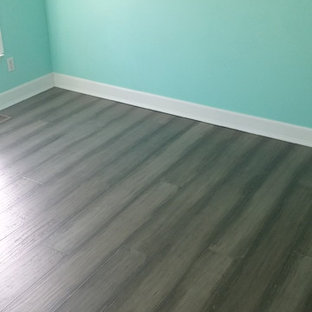 Foto de dormitorio actual, de tamaño medio, con paredes azules y suelo de bambú