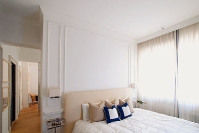 ニューヨークにある小さなトランジショナルスタイルのおしゃれな主寝室 (白い壁、無垢フローリング、暖炉なし、茶色い床) のレイアウト