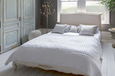 Foto de dormitorio principal romántico grande con paredes grises, suelo de madera clara y suelo blanco