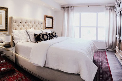 Modelo de dormitorio principal bohemio de tamaño medio con paredes blancas y suelo de madera en tonos medios