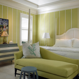 Foto de dormitorio tropical con paredes verdes