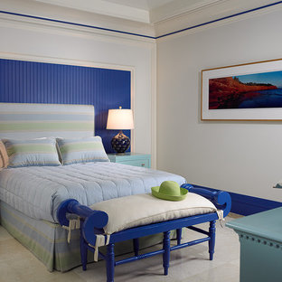 Ejemplo de dormitorio tropical con paredes azules