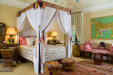 ニューヨークにある巨大な地中海スタイルのおしゃれな主寝室 (ベージュの壁、カーペット敷き) のインテリア