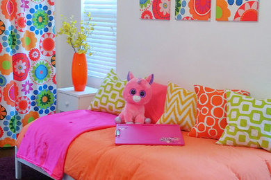 オレンジカウンティにあるエクレクティックスタイルのおしゃれな寝室 (白い壁、カーペット敷き) のレイアウト