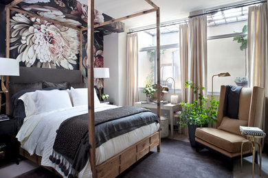 Foto de habitación de invitados bohemia de tamaño medio sin chimenea con paredes multicolor, suelo de cemento y suelo gris