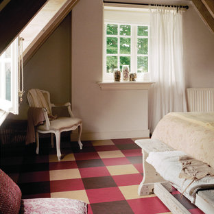 Idées déco pour une chambre mansardée ou avec mezzanine classique de taille moyenne avec un mur blanc, un sol en linoléum et aucune cheminée.