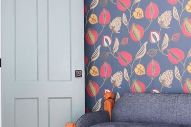 Свежая идея для дизайна: хозяйская спальня среднего размера в стиле неоклассика (современная классика) с синими стенами, паркетным полом среднего тона и коричневым полом - отличное фото интерьера