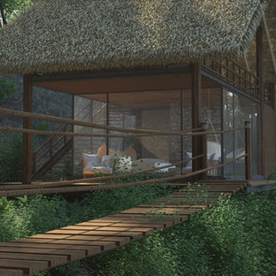 Diseño de dormitorio tipo loft, exótico, pequeño, con paredes marrones, suelo de madera clara y suelo marrón