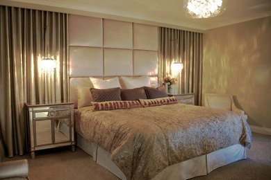 トロントにある広いトランジショナルスタイルのおしゃれな主寝室 (ベージュの壁、カーペット敷き、暖炉なし、ベージュの床) のレイアウト