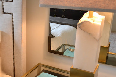 Modelo de habitación de invitados actual de tamaño medio con paredes beige, moqueta y suelo blanco