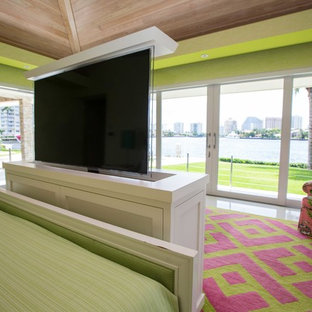 Ejemplo de dormitorio principal, tropical, con paredes verdes