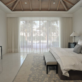 Diseño de dormitorio principal, contemporáneo, grande, sin chimenea, con paredes blancas, suelo de mármol y suelo beige