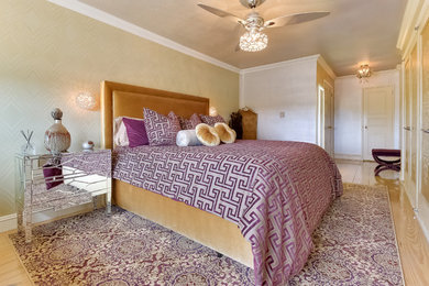 Foto de dormitorio principal contemporáneo de tamaño medio sin chimenea con paredes beige, suelo de madera clara y suelo marrón