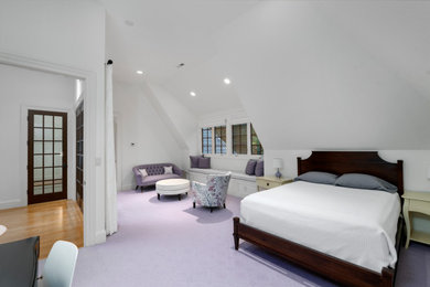 Foto de dormitorio tipo loft con moqueta y suelo violeta