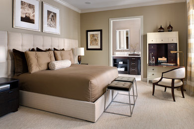 Imagen de habitación de invitados ecléctica de tamaño medio sin chimenea con paredes beige, moqueta y suelo beige