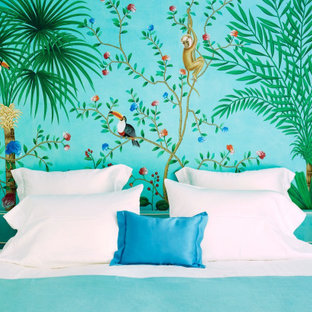 Foto di una camera da letto tropicale con pareti multicolore e nessun camino