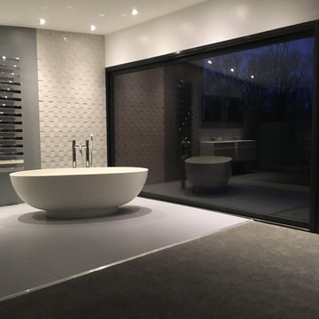 Freestanding bath with a view