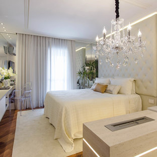 Idee per una camera da letto contemporanea con pavimento in legno massello medio