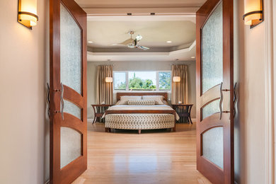 На фото: большая хозяйская спальня в современном стиле с бежевыми стенами и светлым паркетным полом без камина с