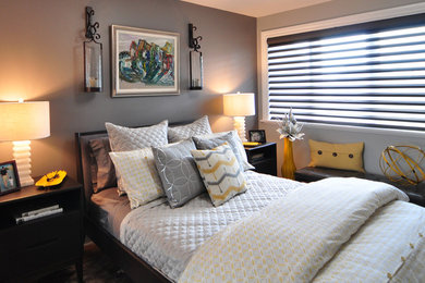オタワにある中くらいな地中海スタイルのおしゃれな客用寝室 (グレーの壁、淡色無垢フローリング)